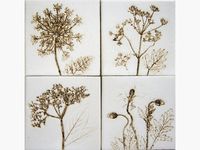 Vier Blumenfliesen, handgefertigte Keramik in wei&szlig;-braun