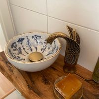 Handgefertigtes kleines Handwaschbecken, Keramik, Wiesenblumen, wei&szlig;-blau-rostrot